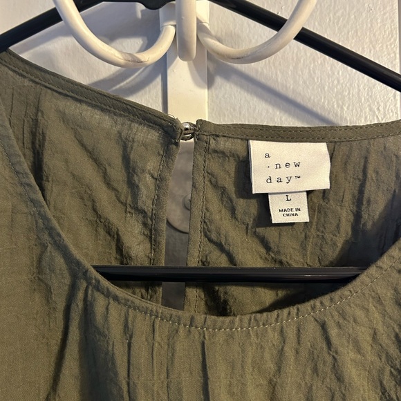 blouse - Picture 2 of 3